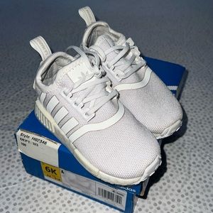 Toddler unisex size 6 adidas shoes in very good condition Very light for toddler